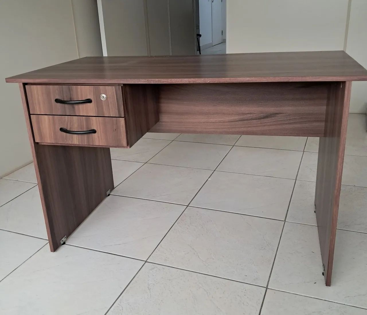 Mesa de escritório com 2 gavetas e chave - Foto 2