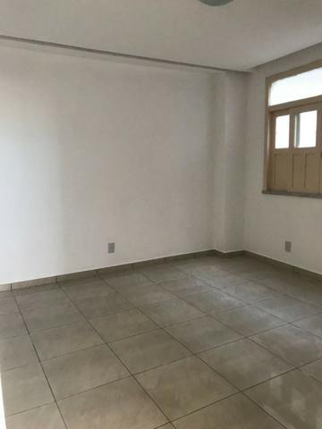 Excelente apartamento amplo,varanda, dependência completa - Foto 9