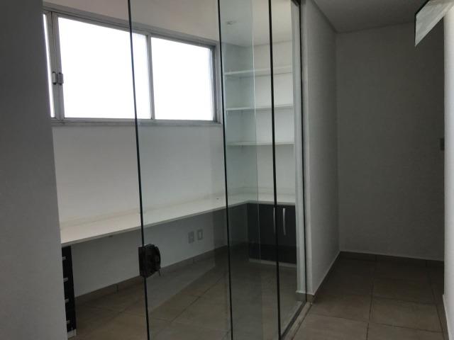 Excelente apartamento amplo,varanda, dependência completa - Foto 8