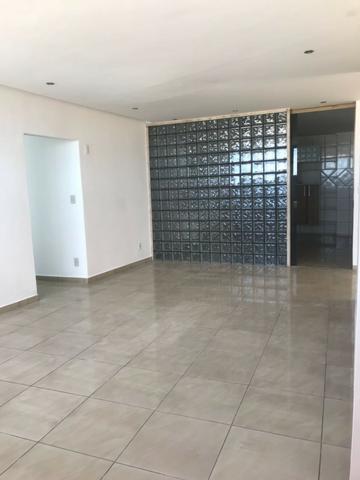 Excelente apartamento amplo,varanda, dependência completa - Foto 19