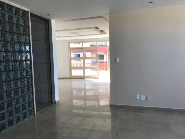 Excelente apartamento amplo,varanda, dependência completa - Foto 6