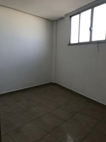 Excelente apartamento amplo,varanda, dependência completa - Foto 11