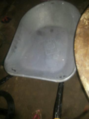 Vende-se um carro de mão
