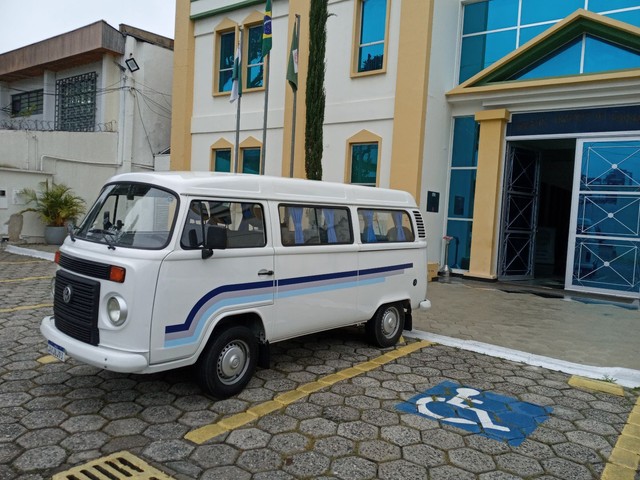 Kombi impecável 2014
