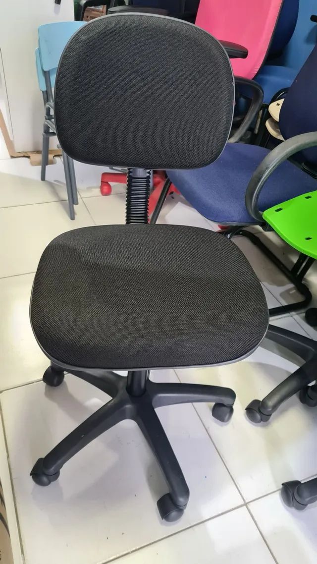 Cadeira giratória escritório injetada  - Foto 5