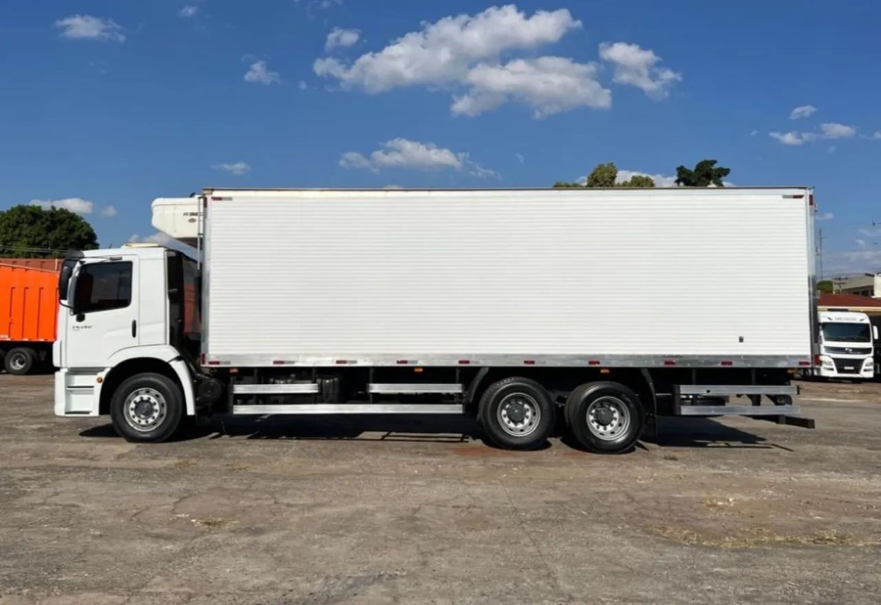 VW 24.280 ano 2022, 6x2 e baú refrigerado, em SP - Foto 8