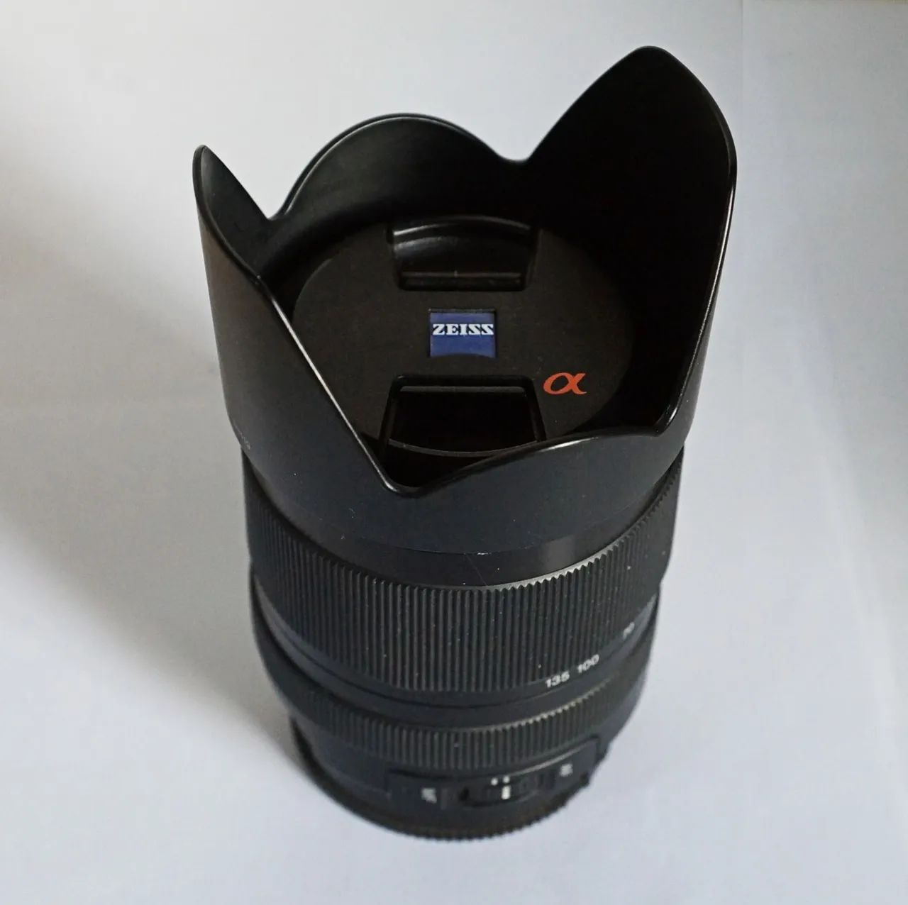 Objetiva Sony com Lente Carl Zeiss A-Mount 18 f3.5 - 5.6 /135 SAM