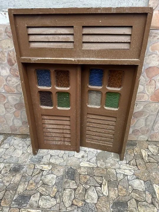 Janela de madeira maciça com vidros (0,80L X 1,10C)