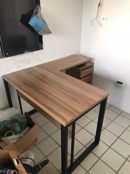Mesa de escritório em L com estrutura de metal