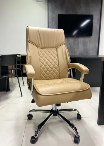 Cadeira Presidente Luxo Molas Bege - Fendi