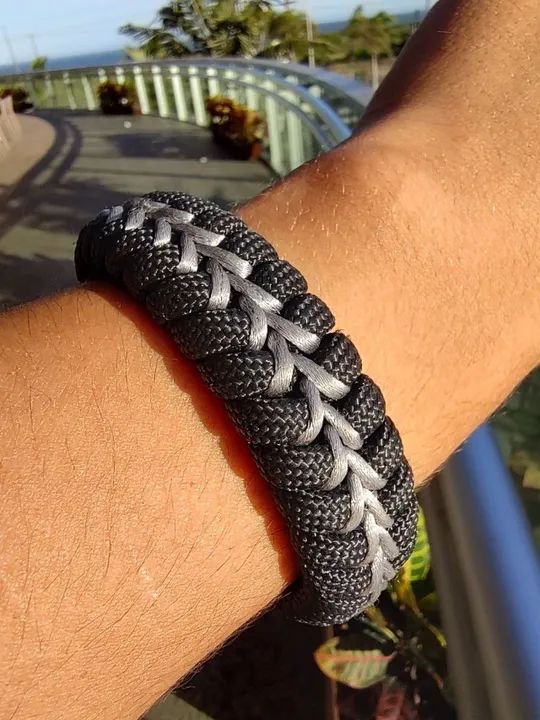 Bracelete de Paracord 550 Ornamentado com fio de Cetim - Modelo Fishtail - Customizável 60