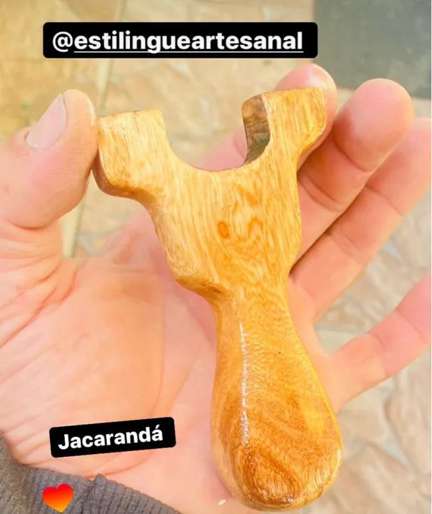 Estilingue artesanal de madeira