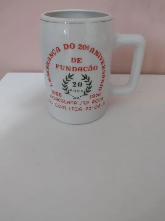 Caneca para chopp em porcelana com filete de ouro 
