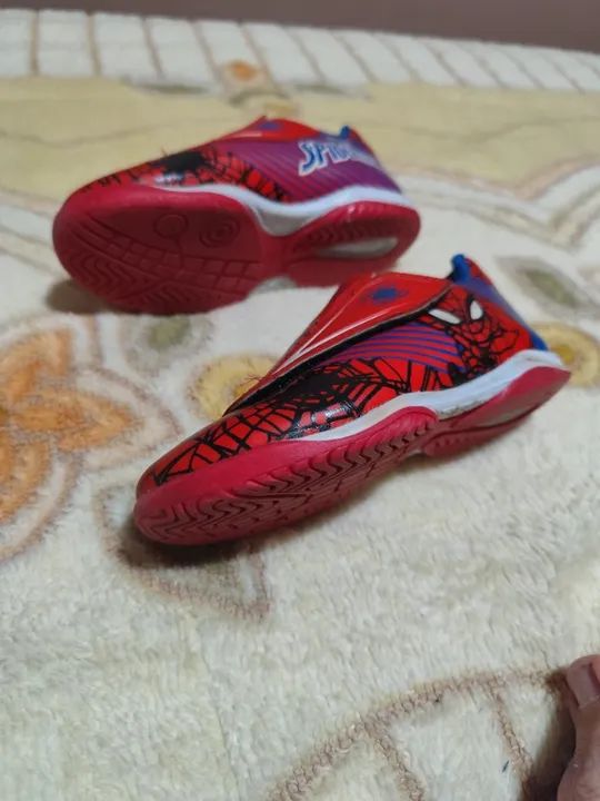 Chuteira do homem aranha 