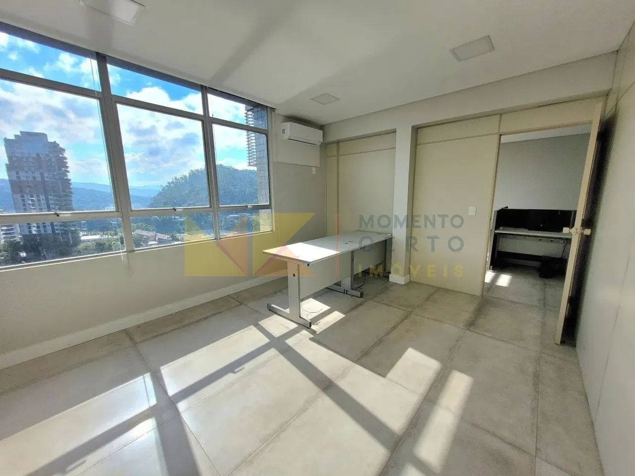 Excelente sala comercial na rua XV de Novembro no Edifício Catarinense - Foto 4