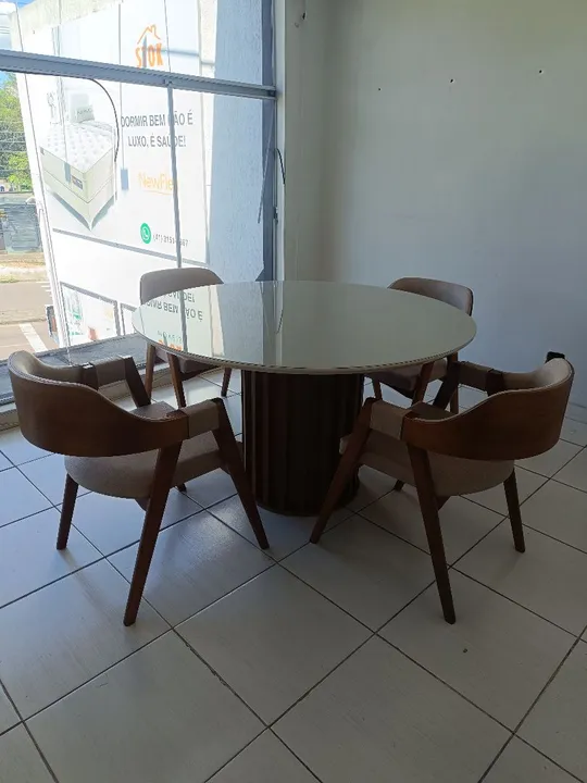 Mesa de jantar redonda 1,35m + 4 poltronas de luxo