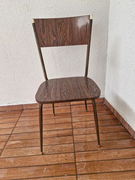 Cadeiras retrô: 4 de madeira com fórmica e 2 com assento acolchoado - Foto 2