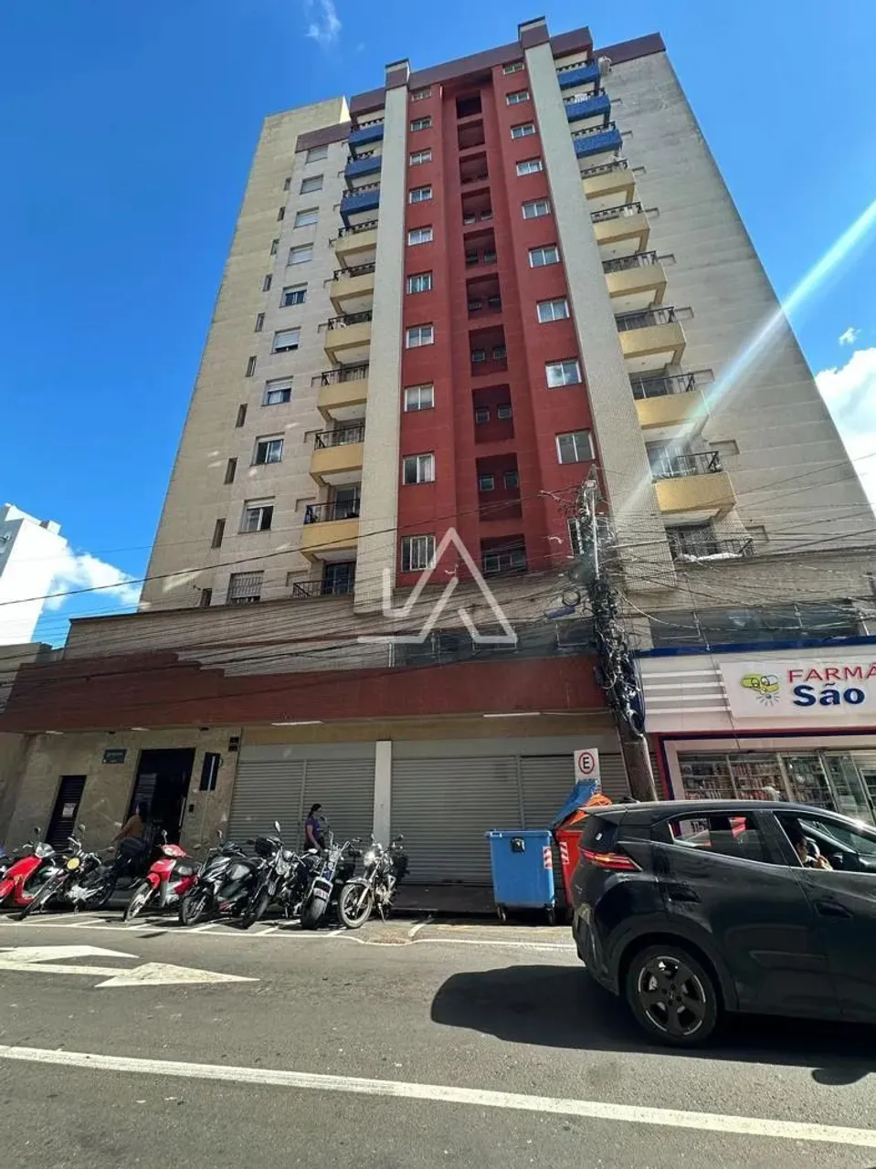 ED. BRASIL CENTRAL - KITNET AMPLA COM SACADA CHURRASQUEIRA E AR CONDICIONADO INSTALADO