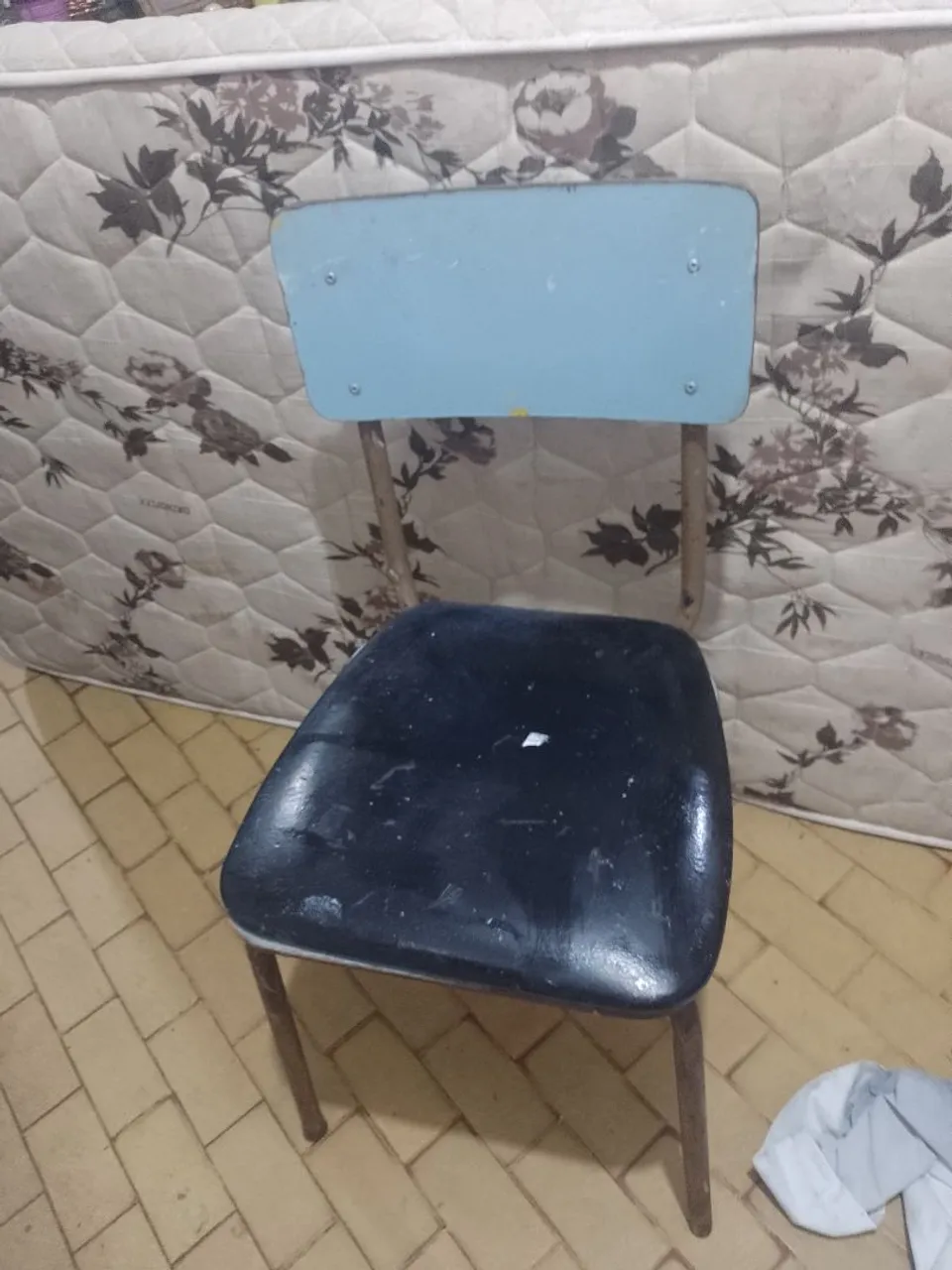 Cadeira de metal com assento e encosto azul