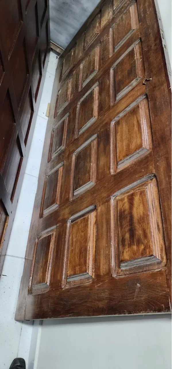 Porta de madeira maciça