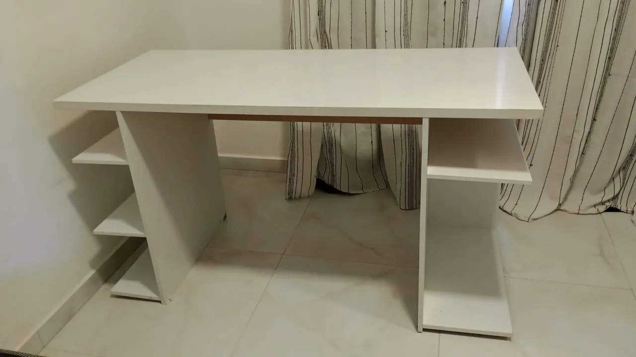 Escrivaninha Branca com Prateleiras Laterais