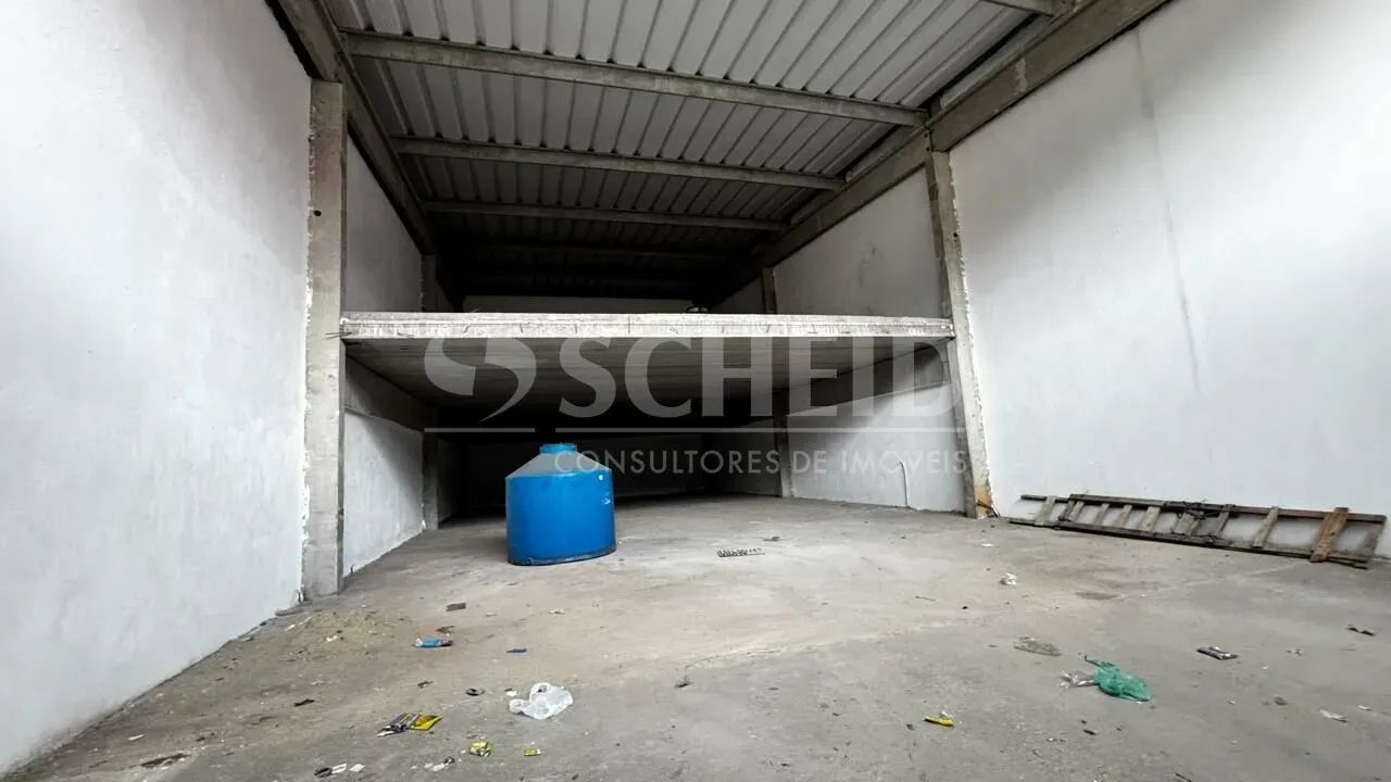 Loja com vão livre e mezanino na Av. Yervant Kissajikian