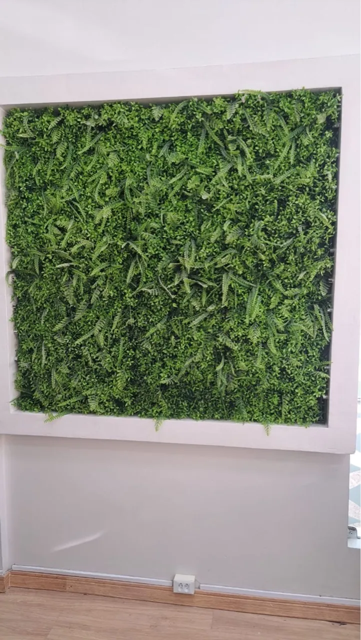 Painel de MDF com plantas artificiais