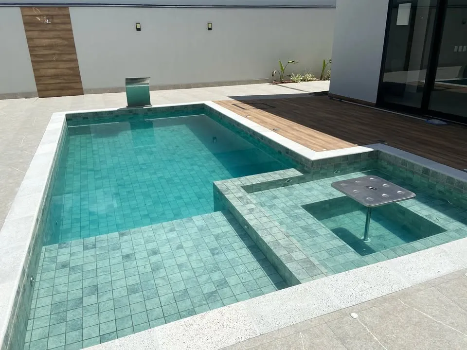 Sobrado com Piscina à Venda em Condomínio Fechado Ponta Negra, Natal/RN