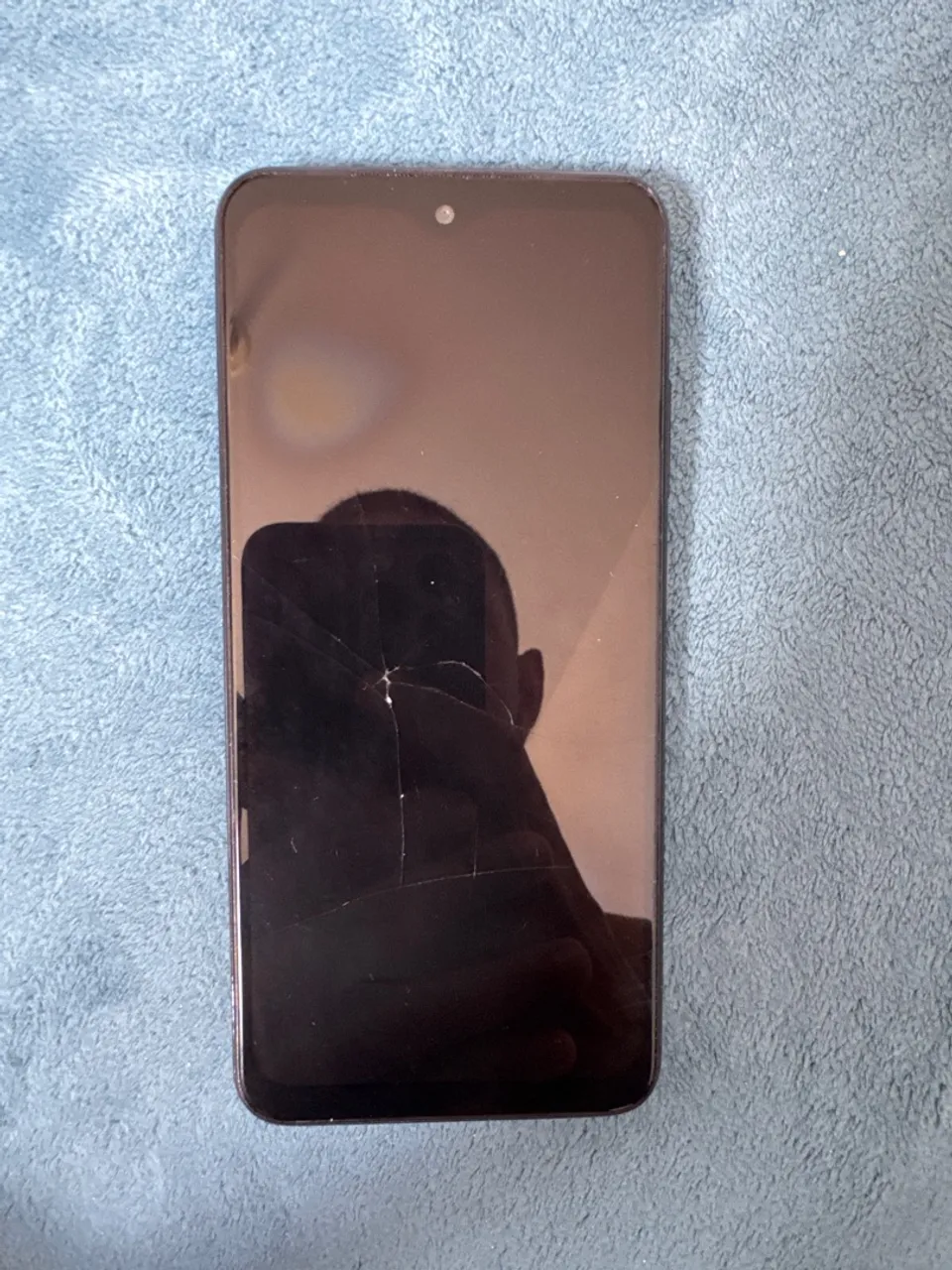 Smartphone com tela quebrada - Motorola