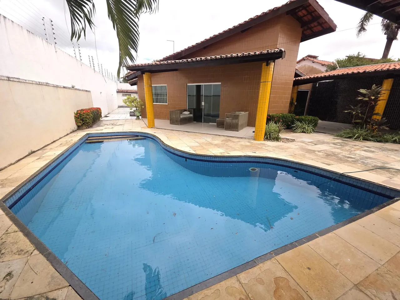 IOportunidade única! Casa Plana, com área construída de 211,50m², com terreno de 16m x 30m