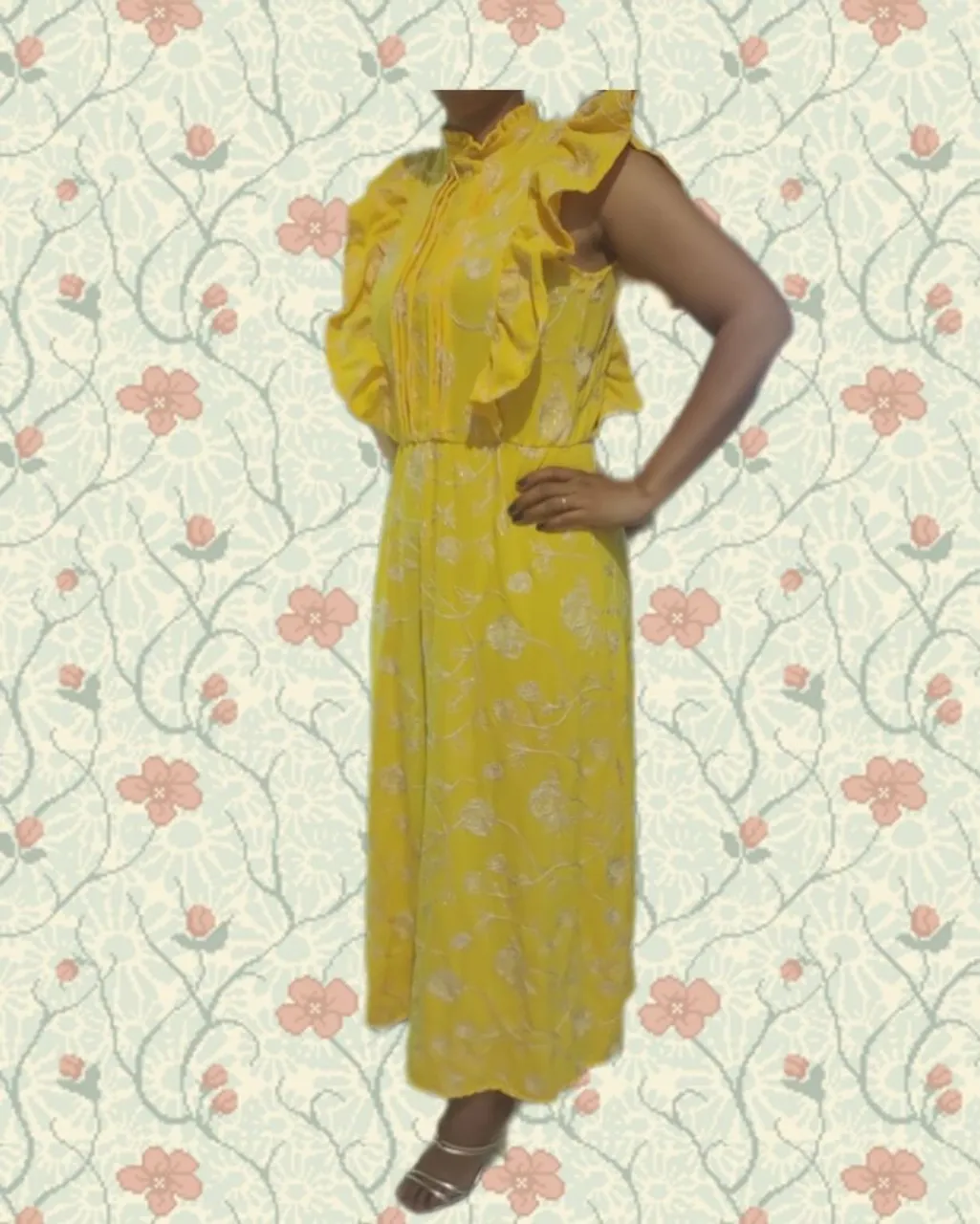 Vestido amarelo com detalhes