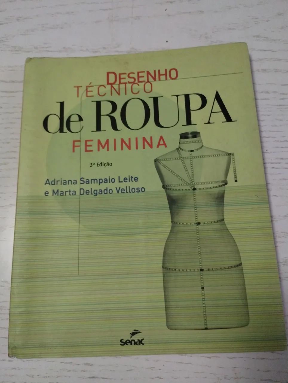 Livro desenhos técnicos de roupa feminina terceira edição editora Senac