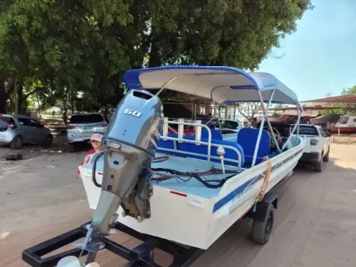 Lancha com Motor 60 HP
