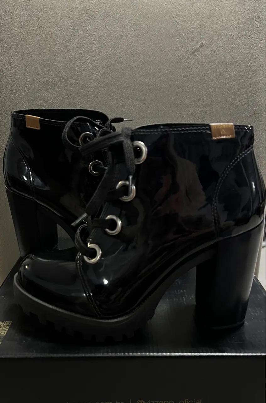 Bota Feminina Coturno em Verniz Moleca Num. 37
