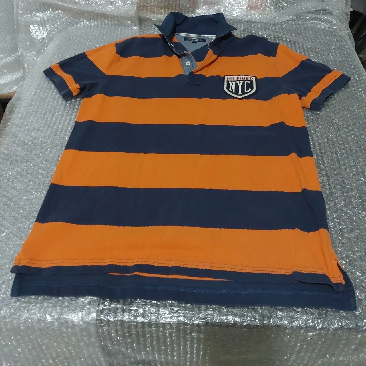 Camisa Polo Tommy Hilfiger NYC Listrada - Laranja+Azul Marinho - Impecável