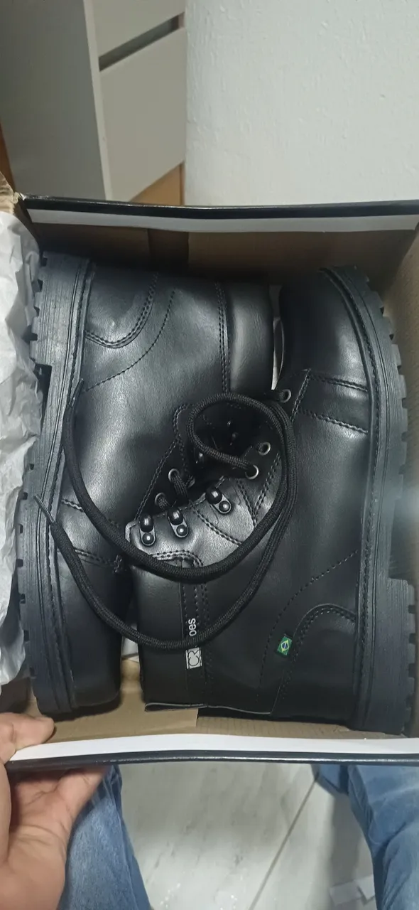 Botas de couro sintetico