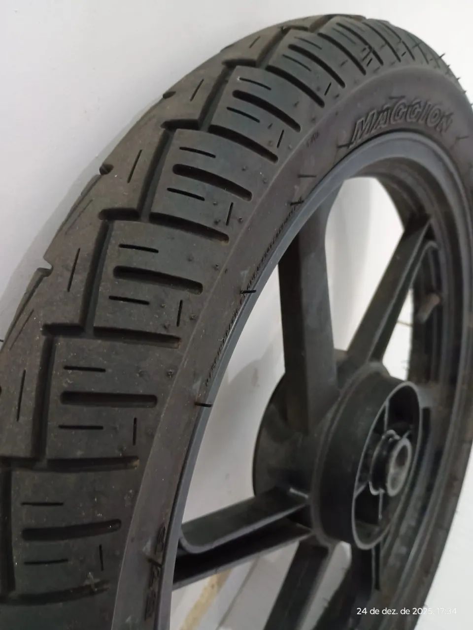 Roda traseira com pneu 