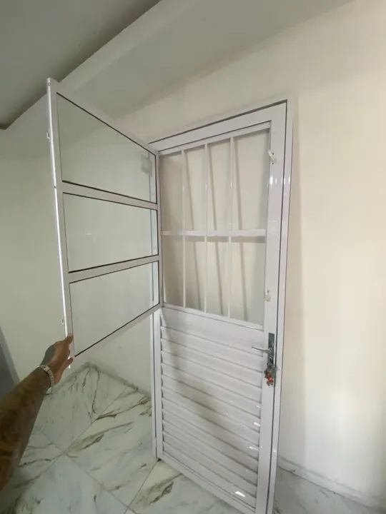 Porta de Alumínio com Grade - Foto 3