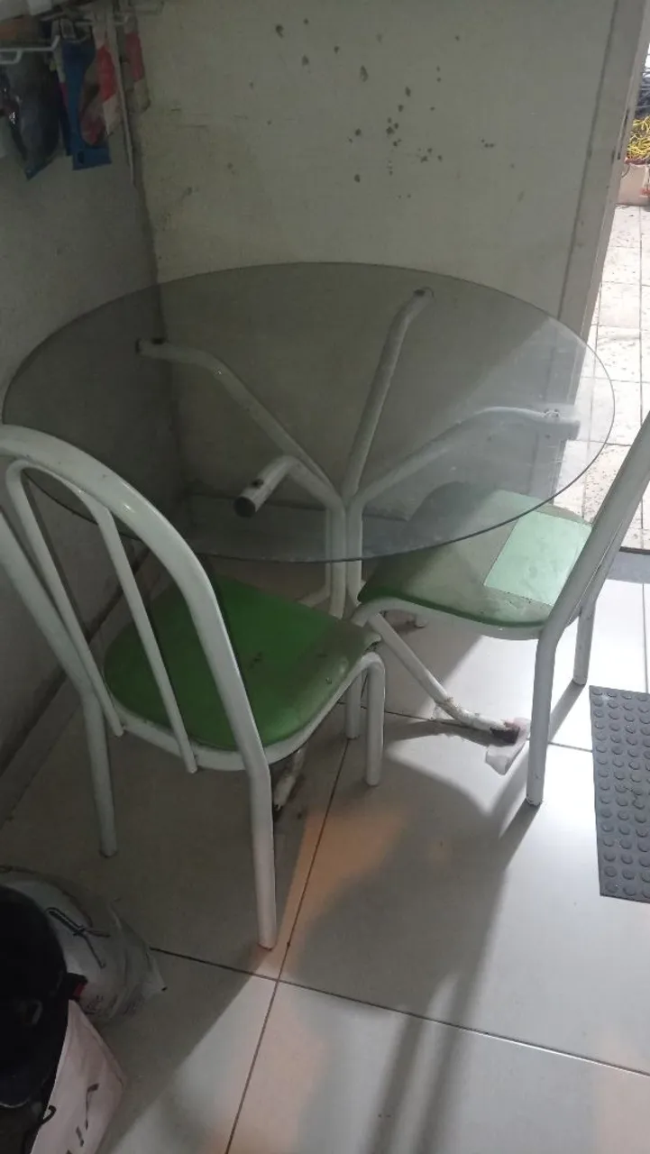 Mesa com Tampo de Vidro e 2 Cadeiras