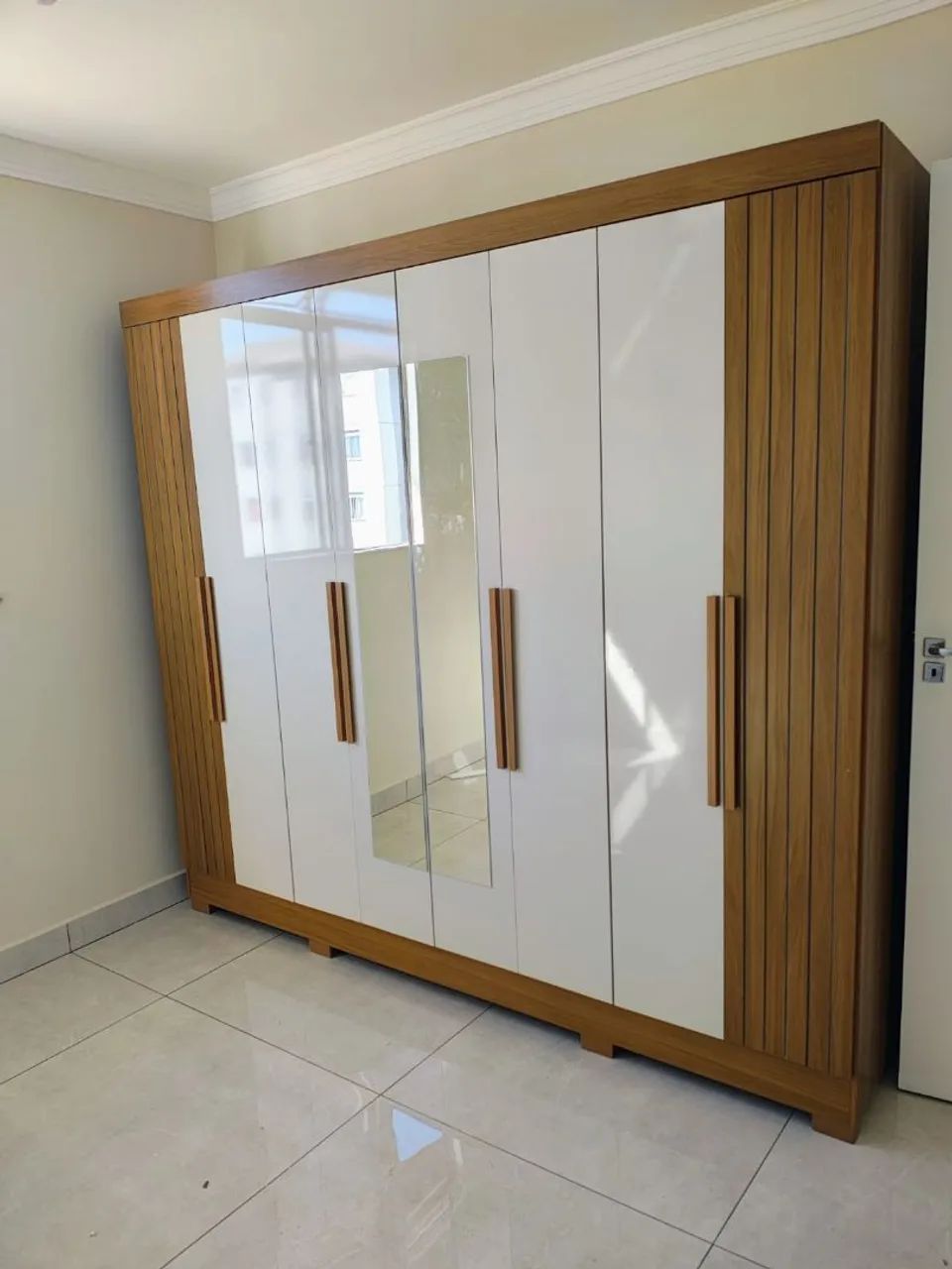 Guarda-Roupa Moderno com Design Elegante