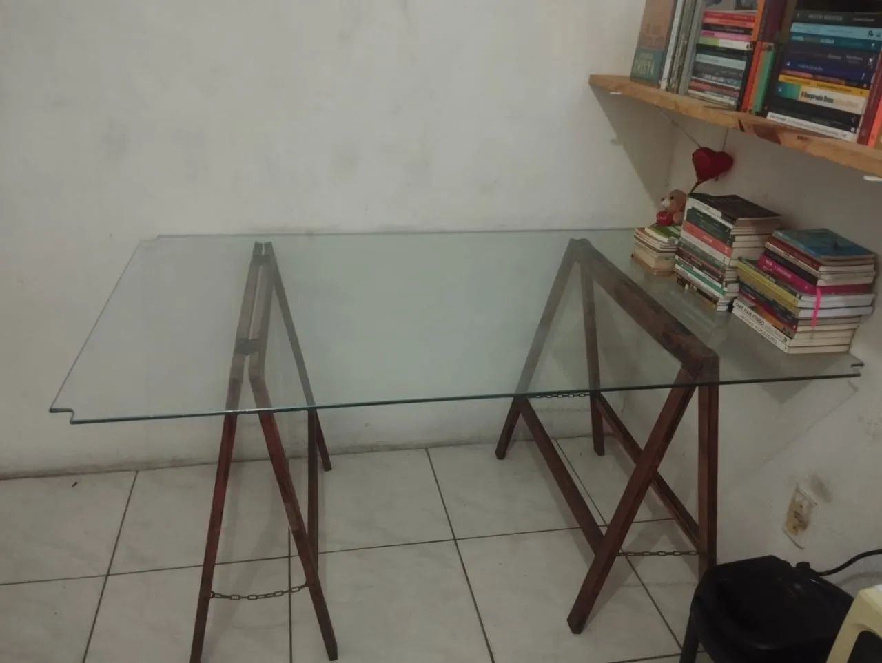Mesa com tampo de vidro e base de madeira65163274357121122