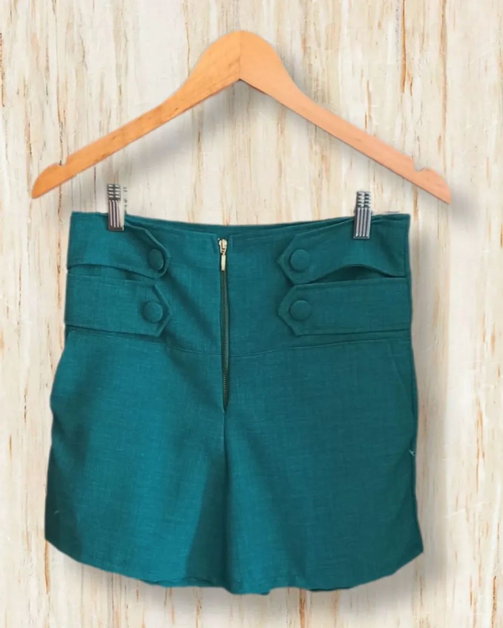 Shorts azul turquesa com detalhes