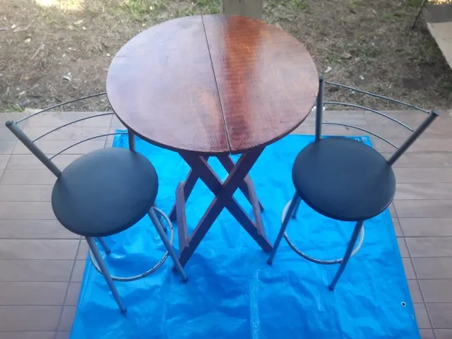 Conjunto de 01 mesa e 02 cadeiras