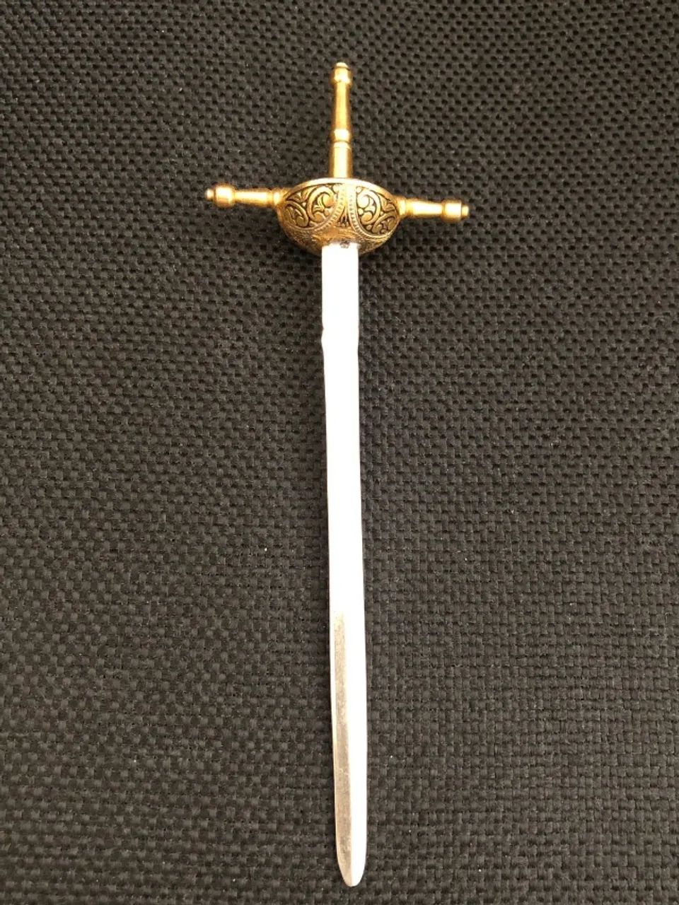 Lindo Abridor de Cartas no formato de espada florete - Em metal dourado com 16 cm - Foto 2