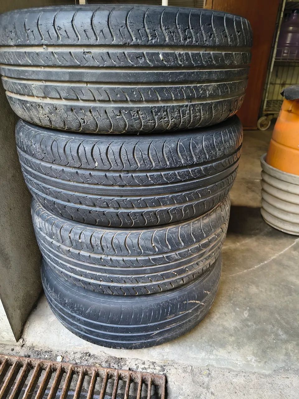 Vendo rodas 15 com peneu, 4 furos 4/100 - Foto 2