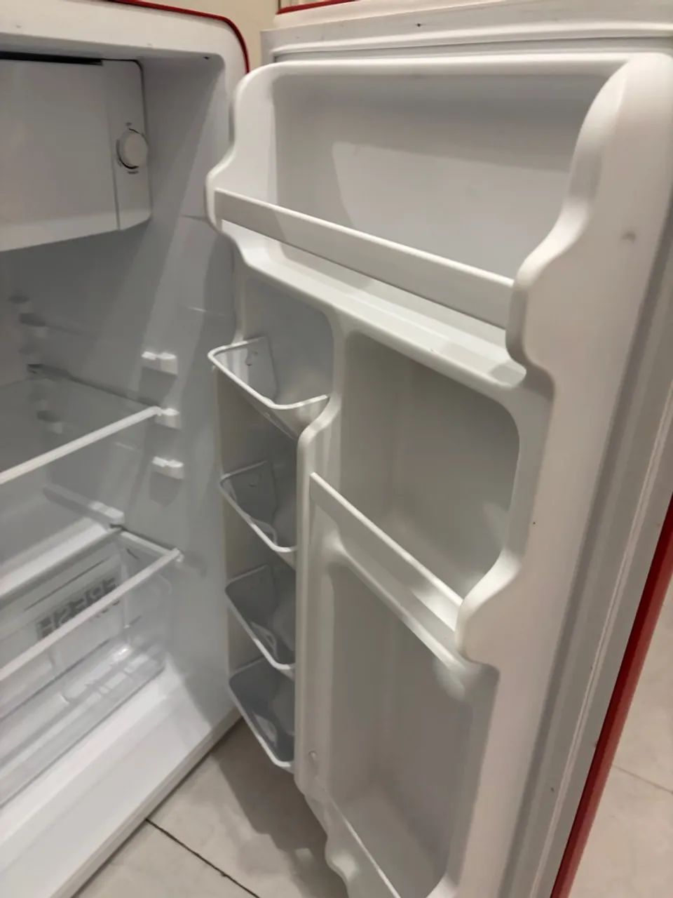 Frigobar Midea Retrô 95 litros vermelho rubi - Foto 4