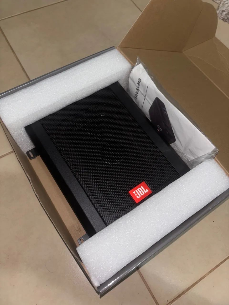 Subwoofer JBL SW68A-MS amplificado 