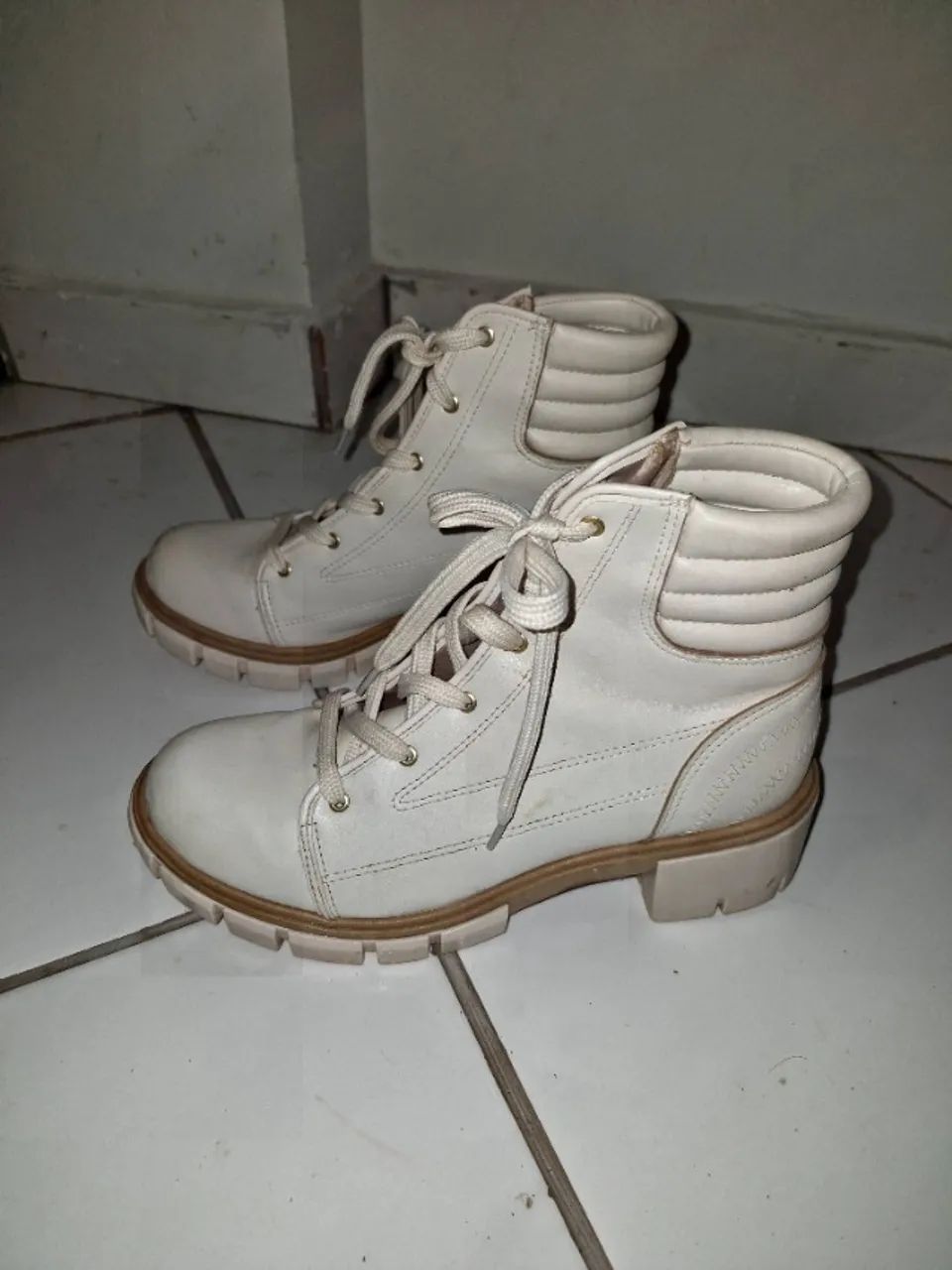Coturno moleca off White semi novo