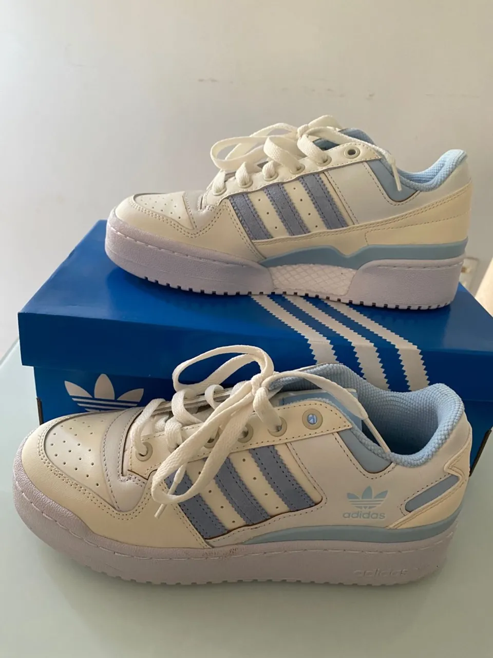 Adidas Forum Low - Branco com detalhes em azul