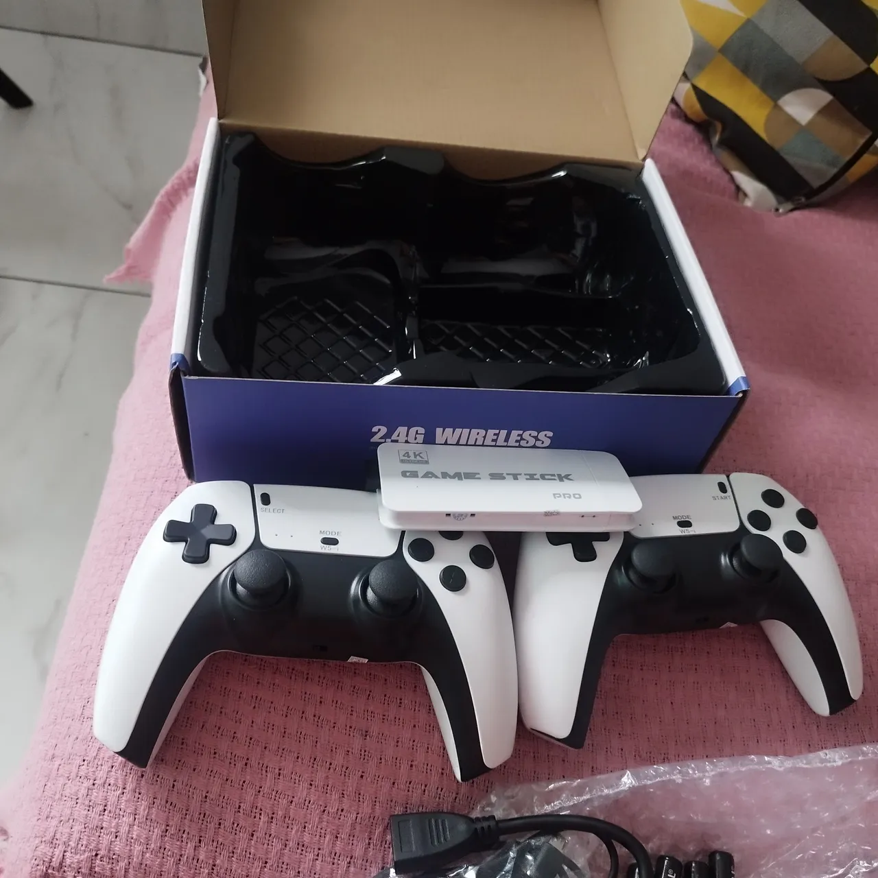 Game Stick Pro 4K 2.4G Wireless - 2 Controles